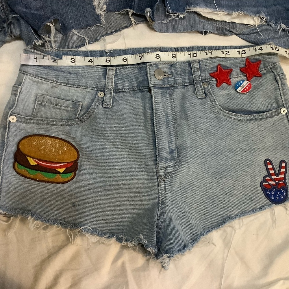 5 Pieces of Shorts Different Brand
Measurements are included all 5 the same size